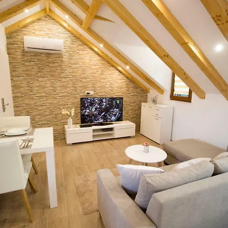 Ariston Apartment *