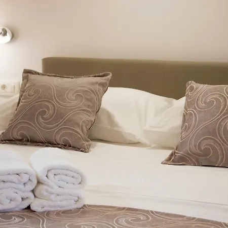Ariston Apartment *